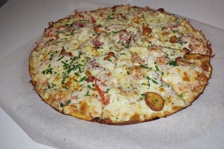 Пицца на тонком тесте Чикен трио de luxe