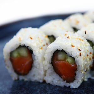 Ролл с лососем и огурцом