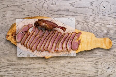 Утиная ножка горячего копчения