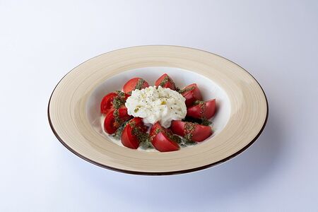 Салат с томатами и страчателлой