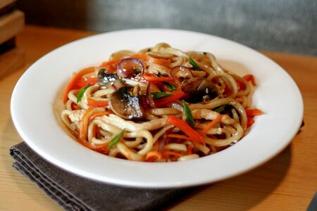 Вок с овощами и грибами