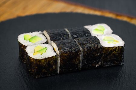 Ролл с авокадо