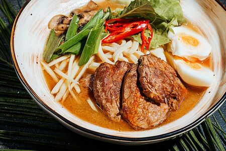 Рамен с лапшой и острой говядиной