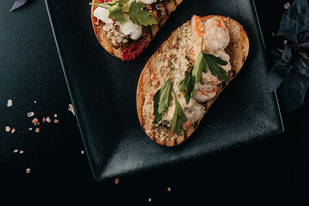 Брускетта с креветками