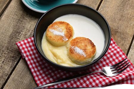 Домашние сырники со сметаной и топингом на выбор