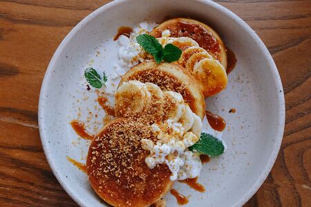 Панкейки с зерненым творогом, бананом и соленой карамелью