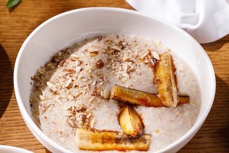 Овсяная каша с карамелизированным бананом, миндалем