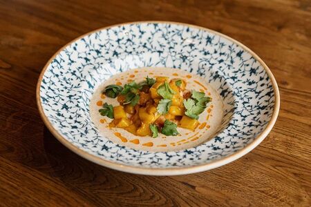 Сациви с креветками и манго