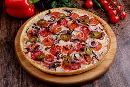 Пицца мясная на итальянском тесте