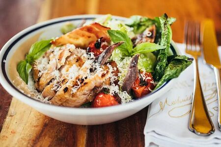 Теплый салат Цезарь с куриной грудкой из хоспера и беконом