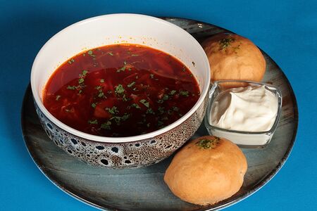 Борщ с чесночными пампушками