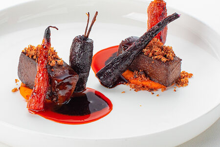 Телячий язык, фермерская морковь, облепиховый соус и черный хлеб