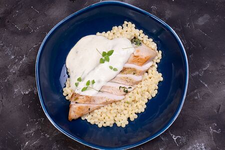 Птитим с куриной грудкой и соусом блю чиз