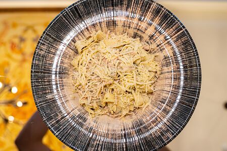 Тальятелли с ветчиной, грибами и песто