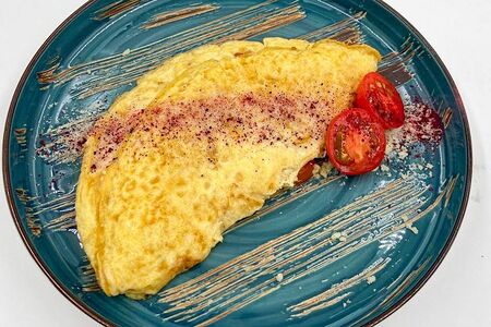 Омлет с томатами и моцареллой