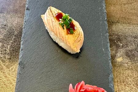 Суши с лососем татаки