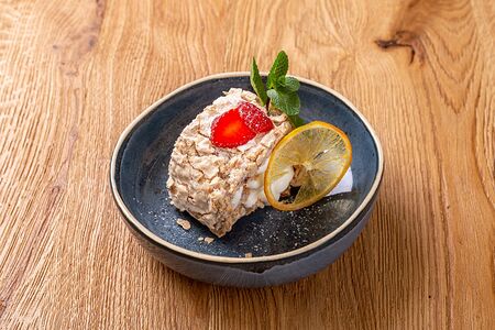 Меренговый миндальный рулет