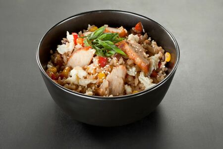 Тяхан с беконом и курицей на остром соусе со сливками