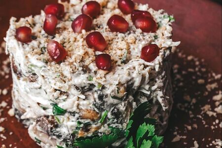 Салат из курицы с грибами