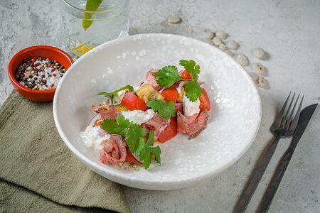 Салат с печеными овощами и ростбифом