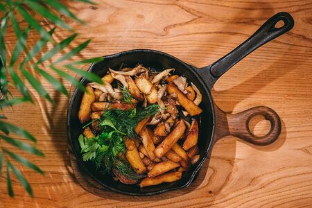 Картофель жареный с грибами, луком и деревенской сметаной