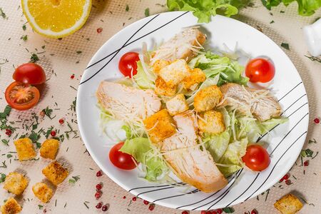 Салат Цезарь с курицей
