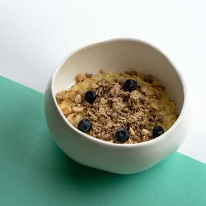 Каша пшенная с халвой, арахисом и голубикой