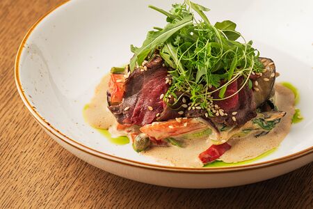 Салат с ростбифом, овощами и соусом пеперонатой