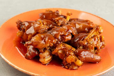 Свиные ножки в темном соусе Хуншао Чжути