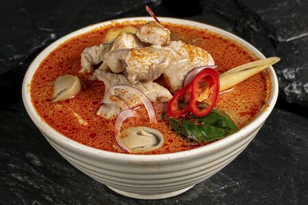 Том ям с цыпленком