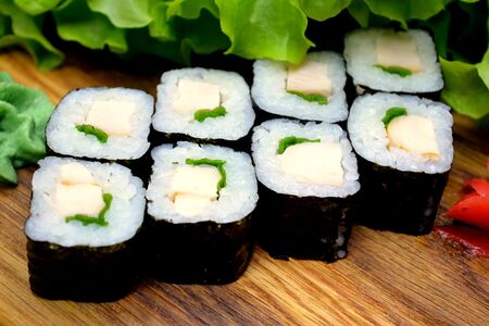 Маки с курицей