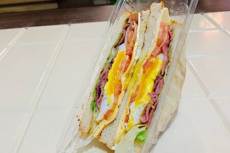 Сэндвич с беконом и яйцом