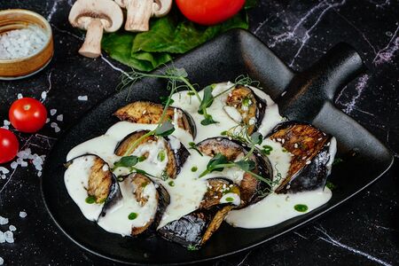 Печёные баклажаны с соусом блю чиз