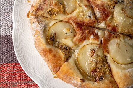 Хачапури с грушей и дорблю