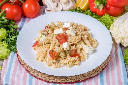 Макароны с фетой и помидорами