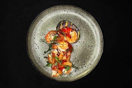 Тигровые креветки с авокадо и томатами