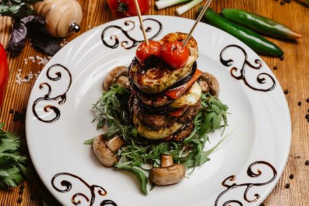 Медальоны из свинины с овощами