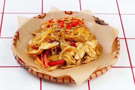 Лапша со свининой в кисло-сладком соусе