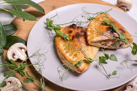 Кальцоне с лососем и грибами