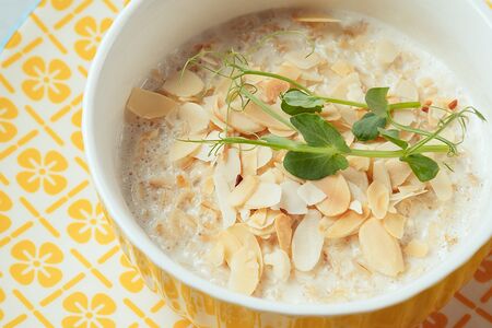 Овсянка с ореховыми лепестками