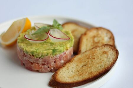 Тартар из тунца и лосося с авокадо