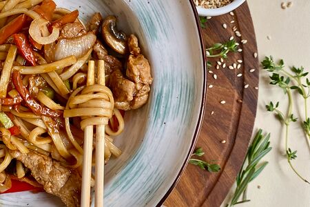 Удон со свининой и устричным соусом