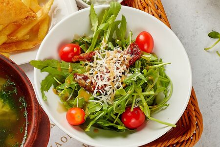 Салат с рукколой, вялеными томатами и медово-горчичным соусом