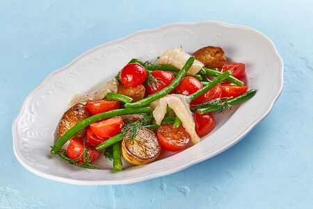 Салат с палтусом и помидорами