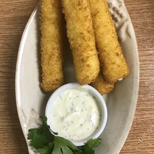 Сырные палочки со сметанно-чесночным соусом