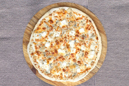 Фирменная пицца Шесть сыров с молитерно и пекорино