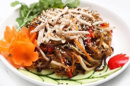 Фунчоза жареная с курицей