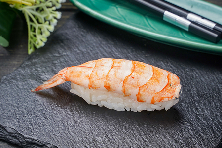 Суши с креветкой