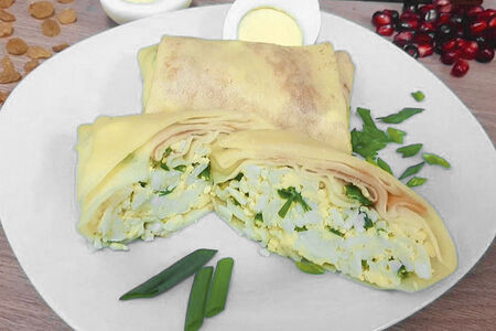 Блинчик с зеленым луком и яйцом