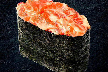 Гункан с лососем 2 шт